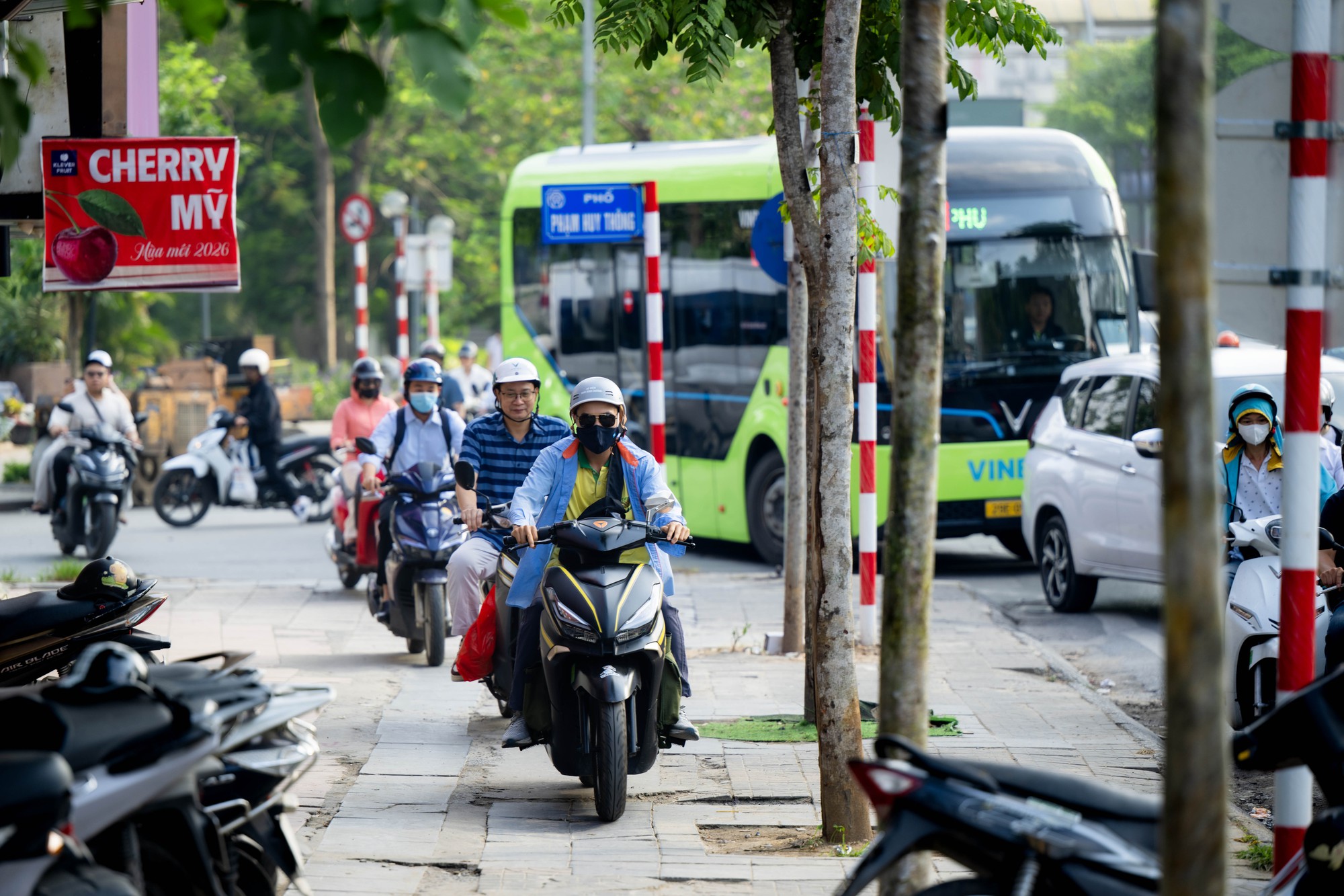 Cảnh tượng tại nút giao La Thành - Nguyễn Chí Thanh (Hà Nội) trong sáng ngày 1/6- Ảnh 3.