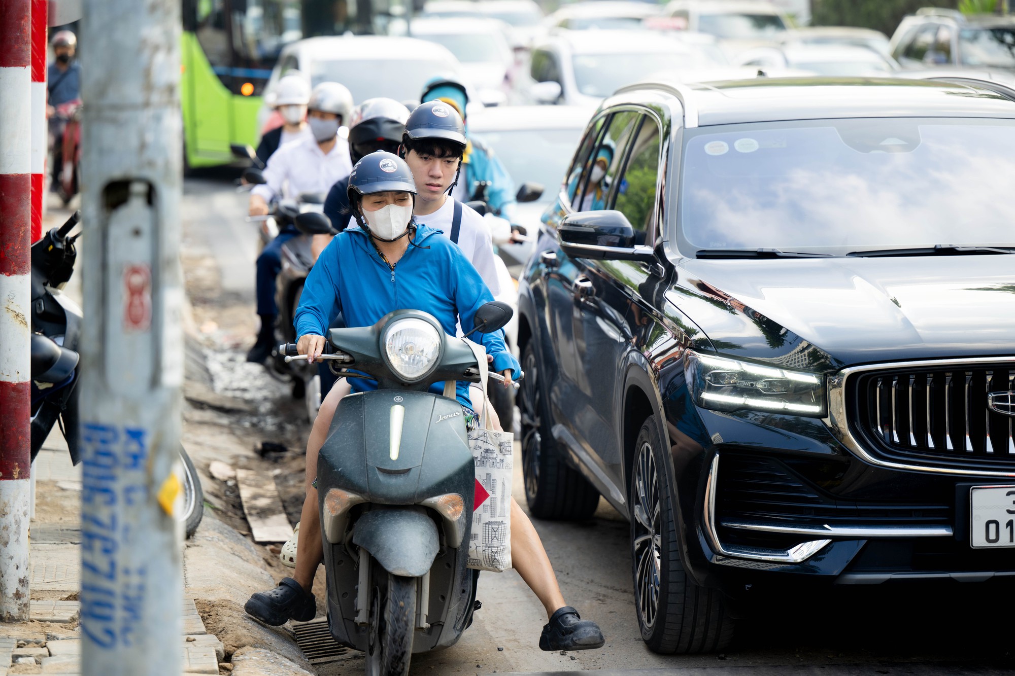 Cảnh tượng tại nút giao La Thành - Nguyễn Chí Thanh (Hà Nội) trong sáng ngày 1/6- Ảnh 4.