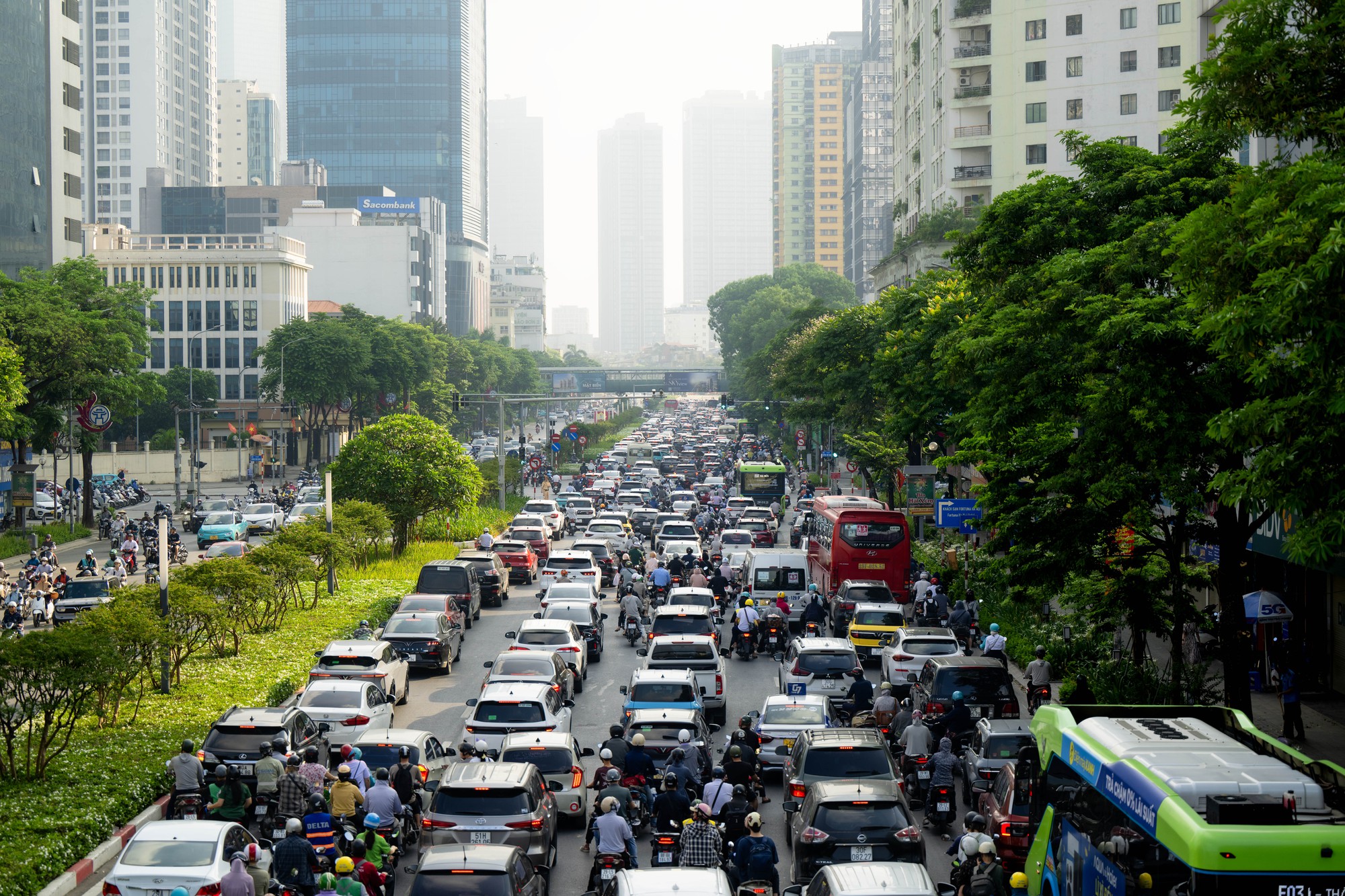 Cảnh tượng tại nút giao La Thành - Nguyễn Chí Thanh (Hà Nội) trong sáng ngày 1/6- Ảnh 7.