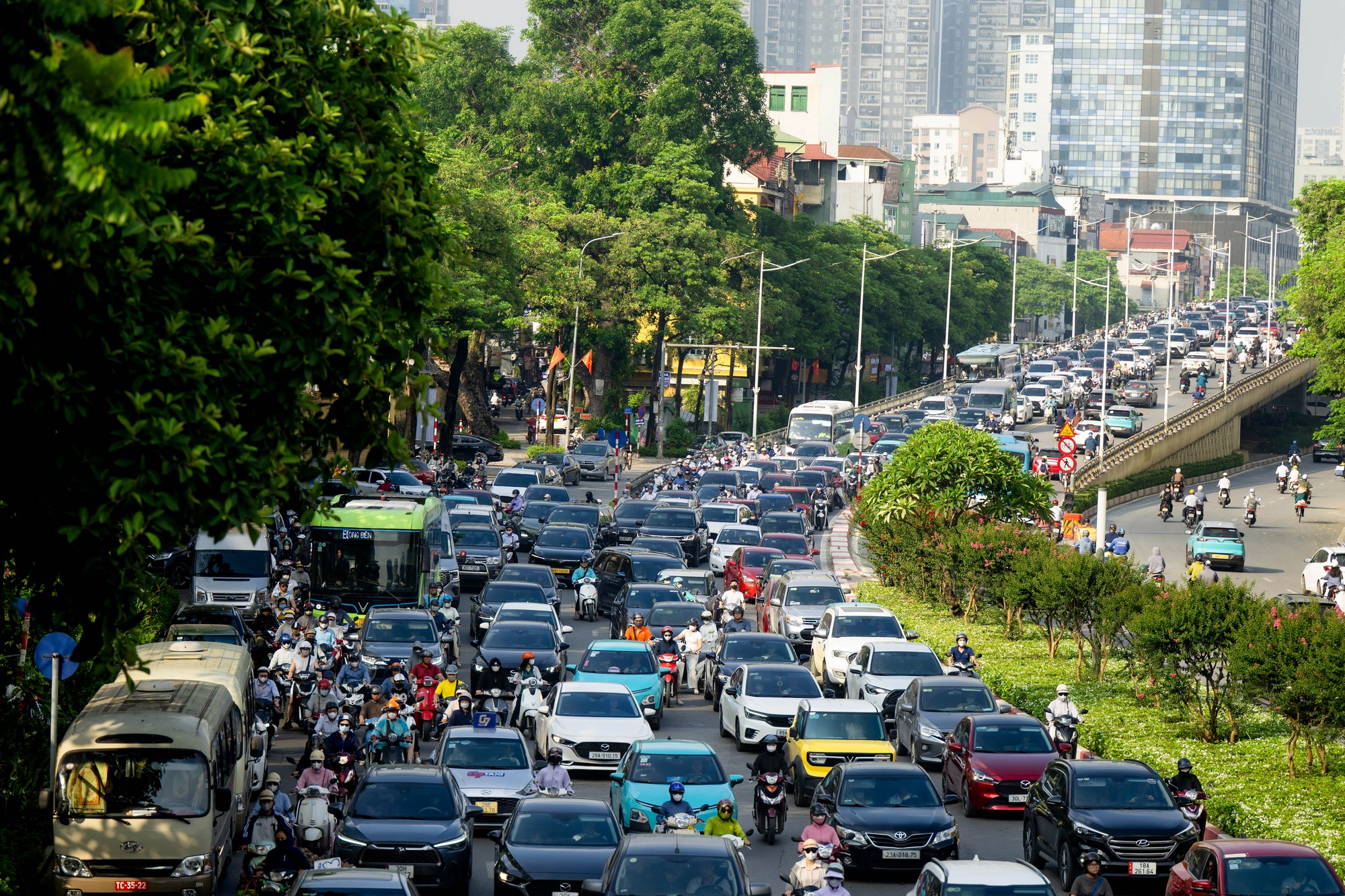 Cảnh tượng tại nút giao La Thành - Nguyễn Chí Thanh (Hà Nội) trong sáng ngày 1/6- Ảnh 2.