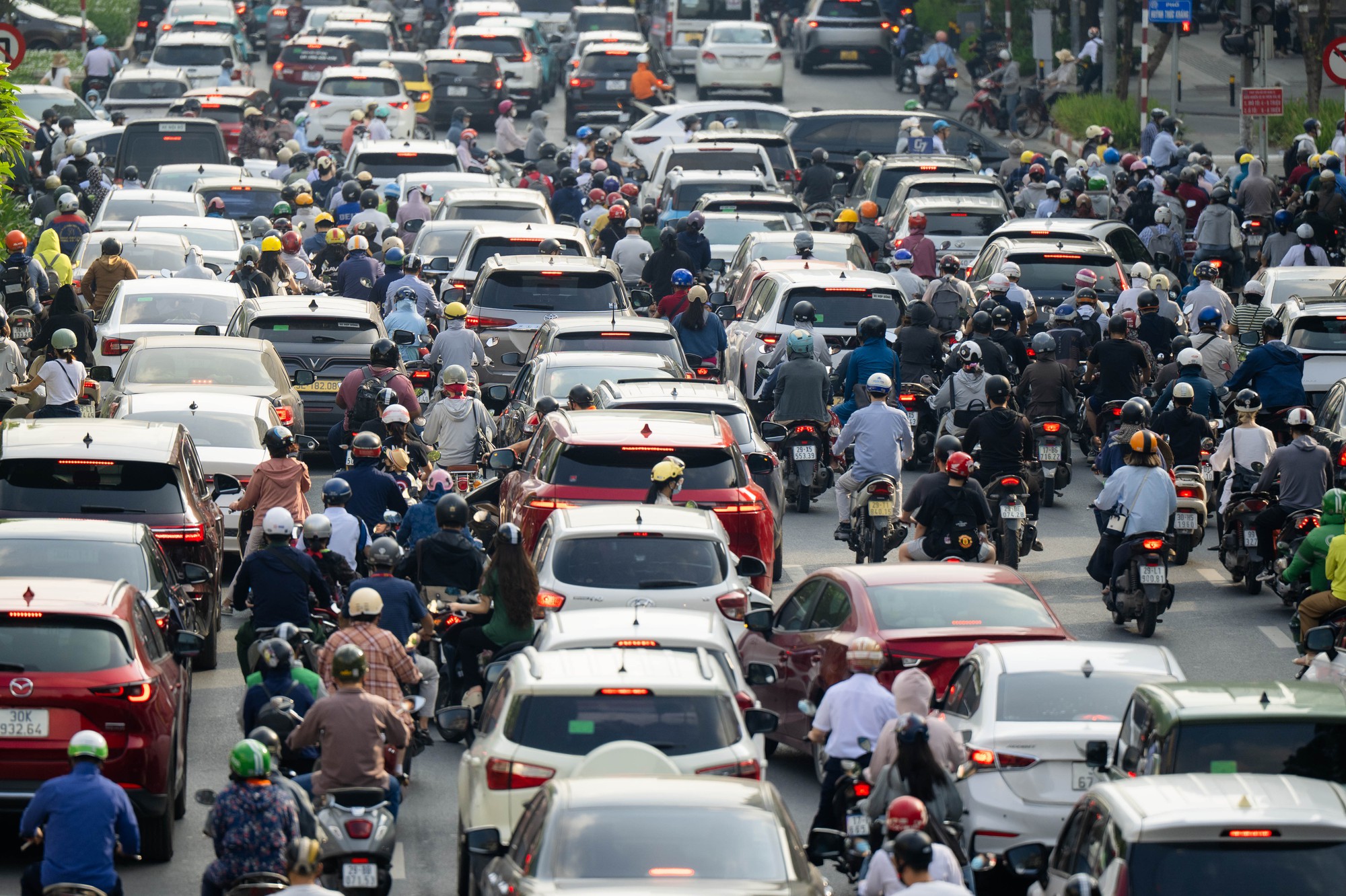 Cảnh tượng tại nút giao La Thành - Nguyễn Chí Thanh (Hà Nội) trong sáng ngày 1/6- Ảnh 1.