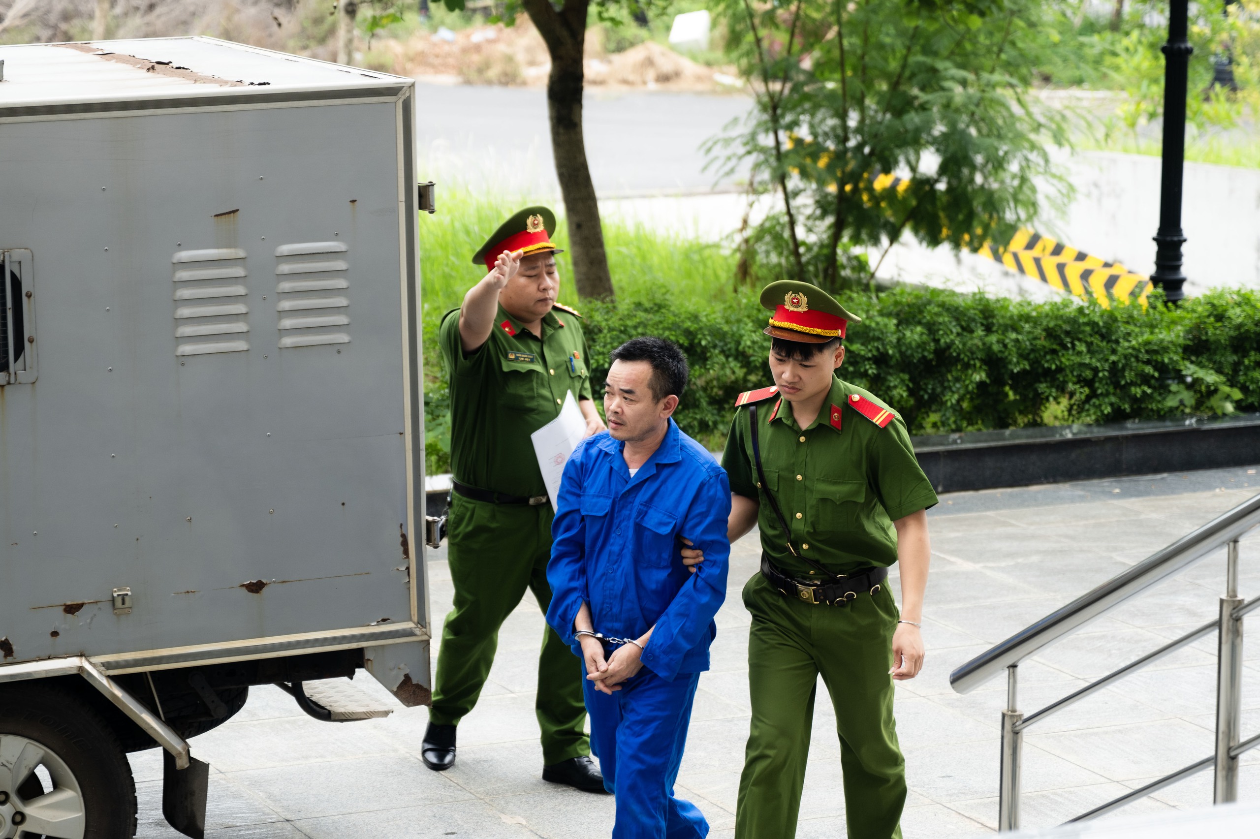 Xét xử tài xế xe bồn bị cáo buộc cố tình cán nữ sinh 15 tuổi tử vong ở Hà Nội: Bố nạn nhân bật khóc nức nở - Ảnh 1.