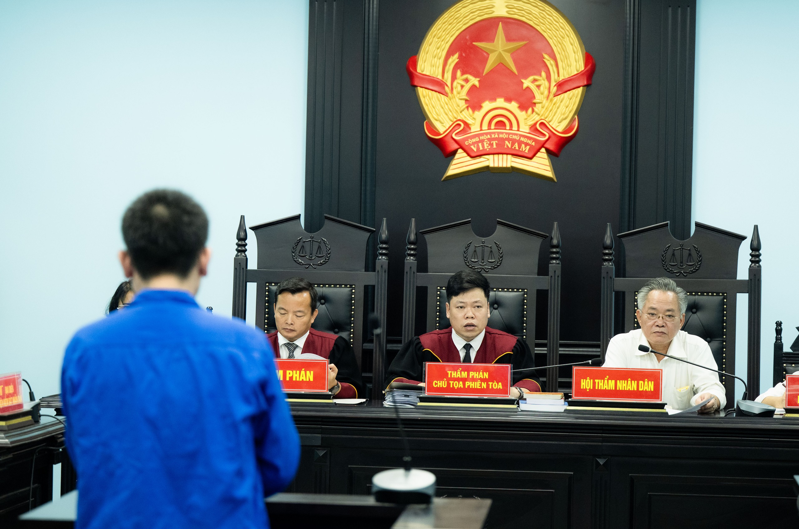 Xét xử tài xế xe bồn bị cáo buộc cố tình cán nữ sinh 15 tuổi tử vong ở Hà Nội: Bố nạn nhân bật khóc nức nở - Ảnh 3.