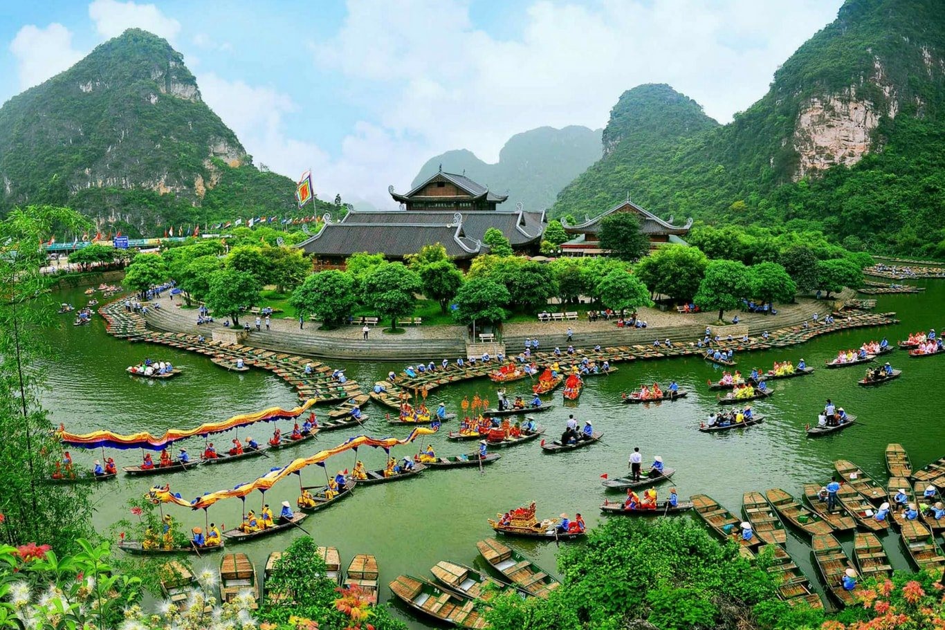 Du lịch Ninh Bình: Không cần một câu chuyện rùng rợn thất thiệt để thu hút đám đông hiếu kỳ! - Ảnh 1.