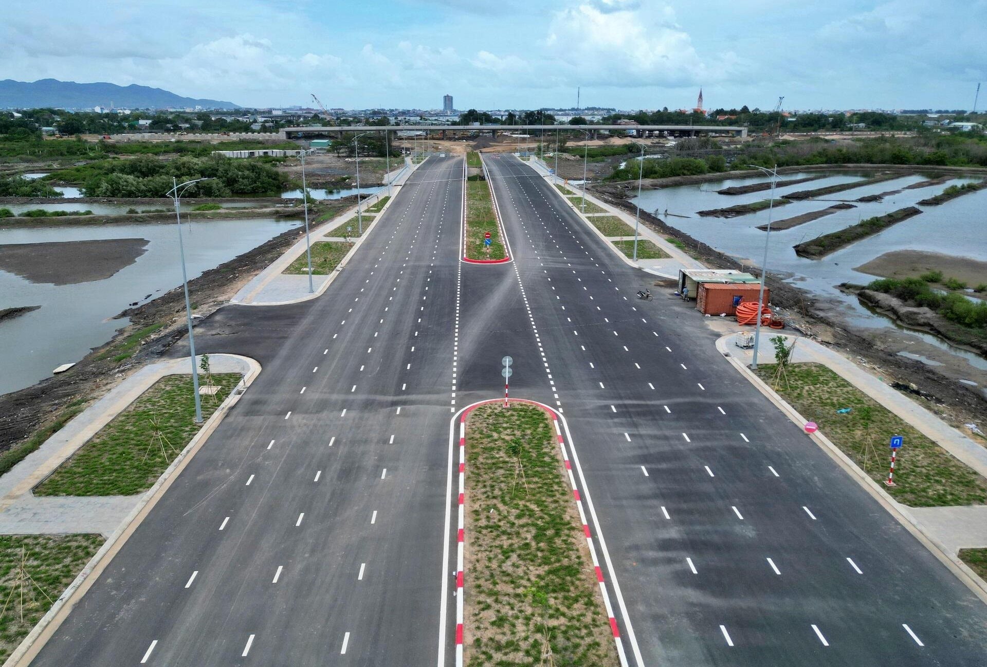 Tỉnh có diện tích rộng nhất Việt Nam sẽ thu hồi đất của 1.200 hộ dân để triển khai tuyến đường hơn 4.700 tỷ đồng, dài 12 km- Ảnh 2.
