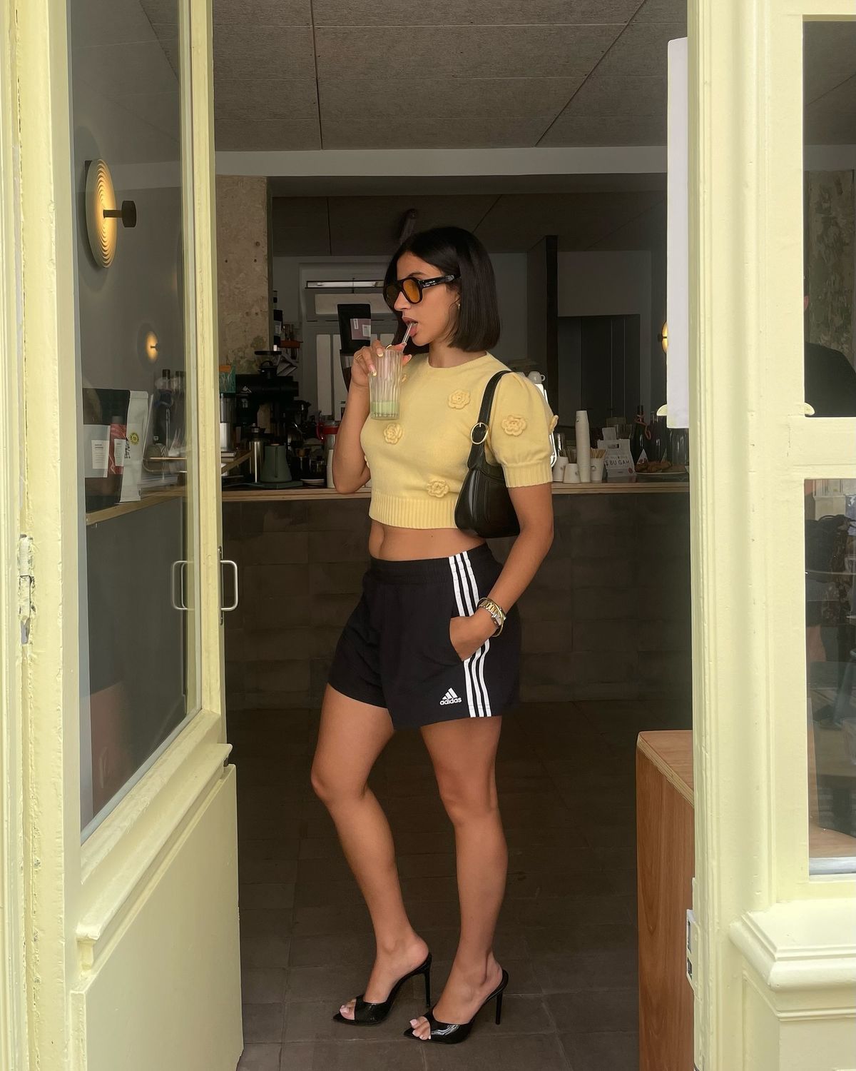 Quần shorts đang được hội “cool girl” nâng tầm: Mix đúng kiểu vừa mát vừa sang, mặc cả hè không chán- Ảnh 16.