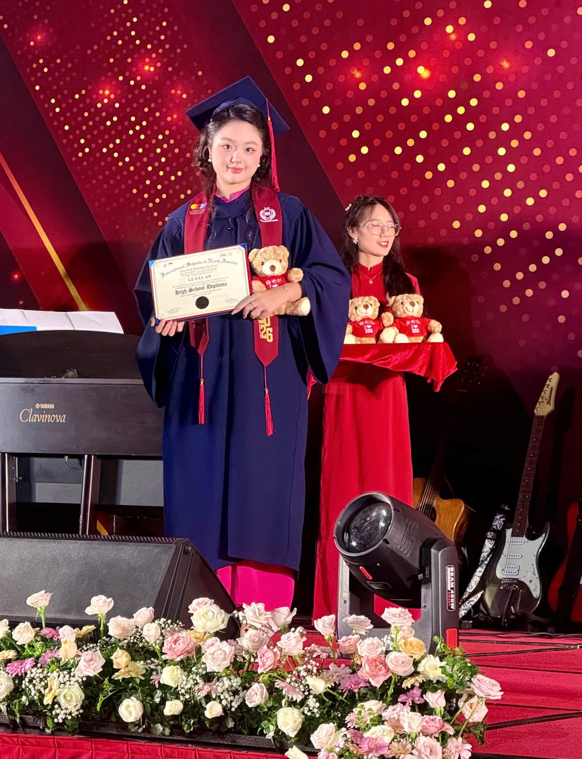 Con gái Thuý Hạnh - Minh Khang lột xác sau 12 năm: "Thiên thần răng thỏ" toả sáng với visual thiếu nữ trong ngày trọng đại- Ảnh 4.
