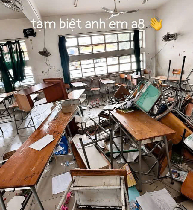 Buổi học cuối, nhóm học sinh lớp 9 ném bàn ghế, sách vở giữa lớp gây xôn xao  - Ảnh 1.