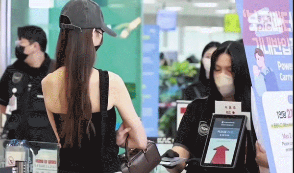 Jennie, aespa "nằm không cũng dính đạn" trong vụ bê bối sân bay của "Công chúa Kpop"?- Ảnh 2. Jennie, aespa "nằm không cũng dính đạn" trong vụ bê bối sân bay của "Công chúa Kpop"?- Ảnh 2.