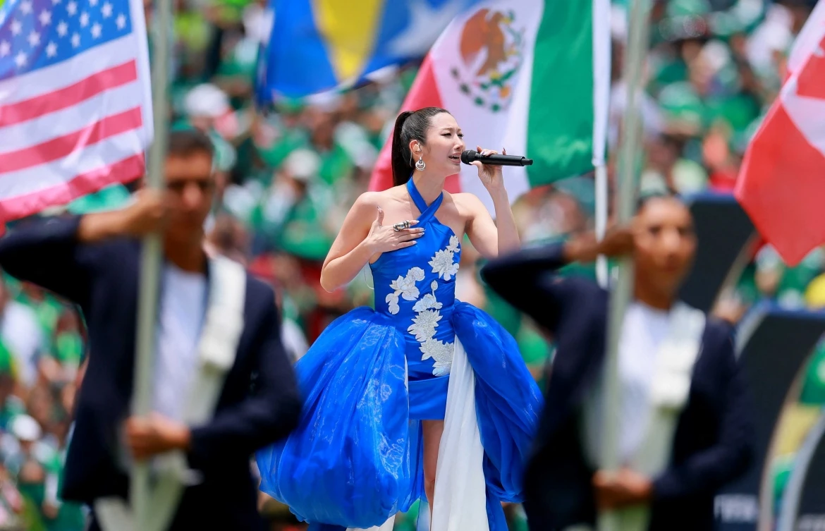 Lisa diễn World Cup ồn ào tranh cãi nhưng giọng ca này lại được khen hết lời!- Ảnh 2.