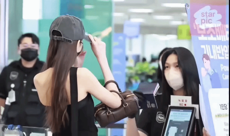 21,3 triệu người xem "Công chúa Kpop" ngúng nguẩy, công khai thái độ với nhân viên sân bay- Ảnh 2.