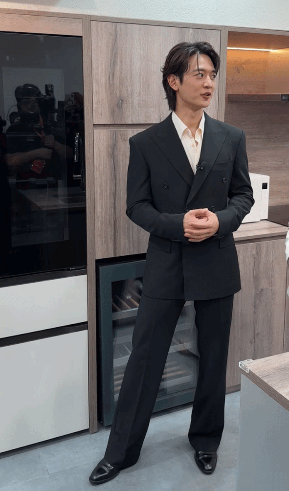 Minho (SHINee) "oanh tạc" sự kiện tại Việt Nam: Visual hack cam thường, zoom cận tới đâu cũng thấy như phim điện ảnh- Ảnh 4. Minho (SHINee) "oanh tạc" sự kiện tại Việt Nam: Visual hack cam thường, zoom cận tới đâu cũng thấy như phim điện ảnh - Ảnh 4.