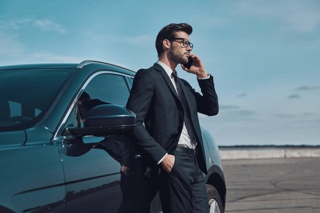 Vì sao đàn ông khí chất luôn úp điện thoại?- Ảnh 3.