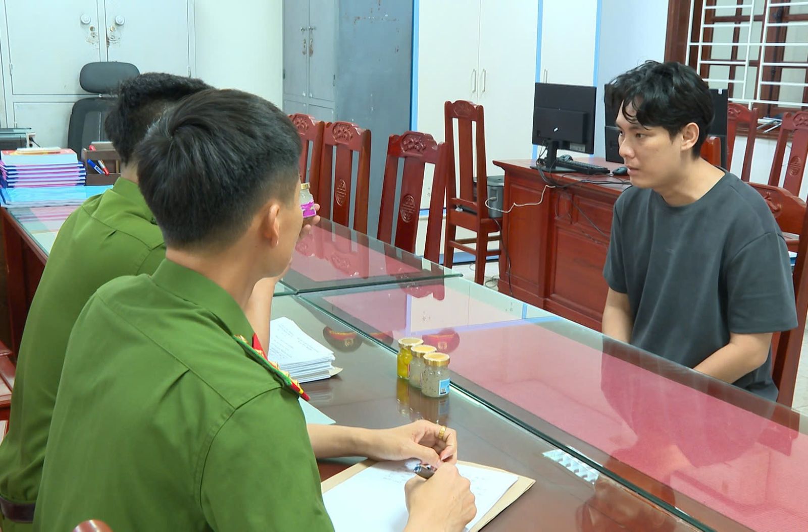Khởi tố Vũ Thuỳ Trang SN 1991: Thu giữ 70.000 hũ yến, giá gia công chỉ 6.000 đồng/hũ- Ảnh 7. Khởi tố Vũ Thuỳ Trang SN 1991: Thu giữ 70.000 hũ yến, giá gia công chỉ 6.000 đồng/hũ- Ảnh 7.
