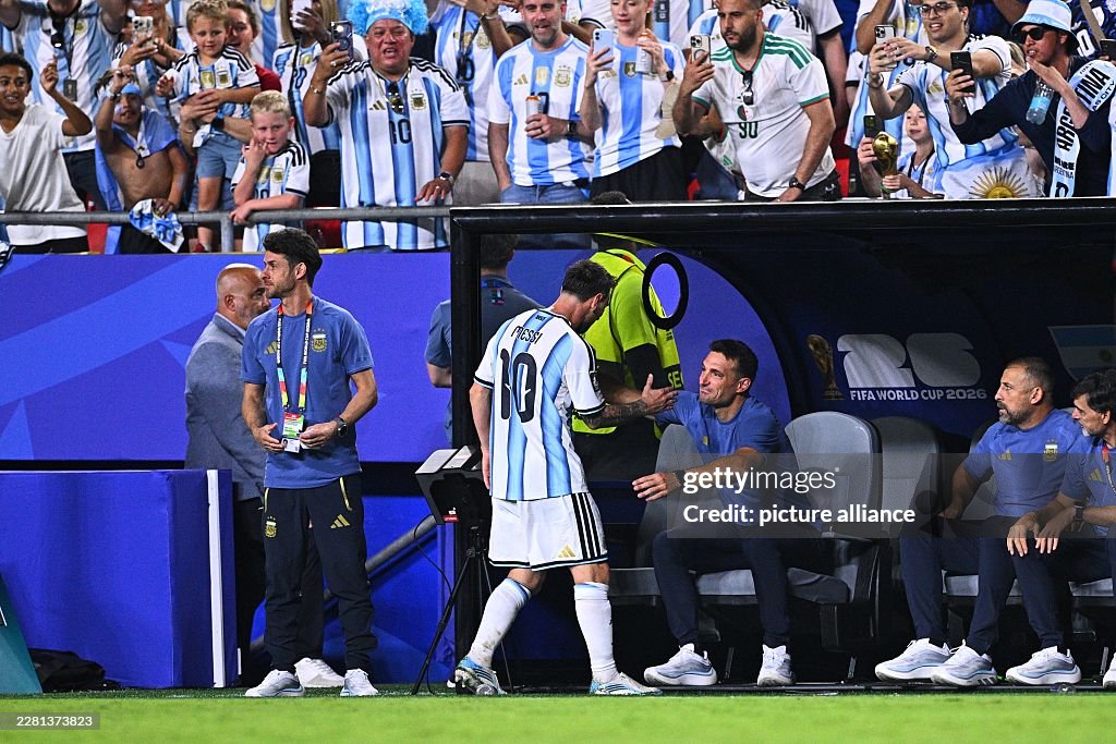 HLV Argentina "cạn lời", ôm Messi khóc- Ảnh 2. HLV Argentina "cạn lời", ôm Messi khóc- Ảnh 2.