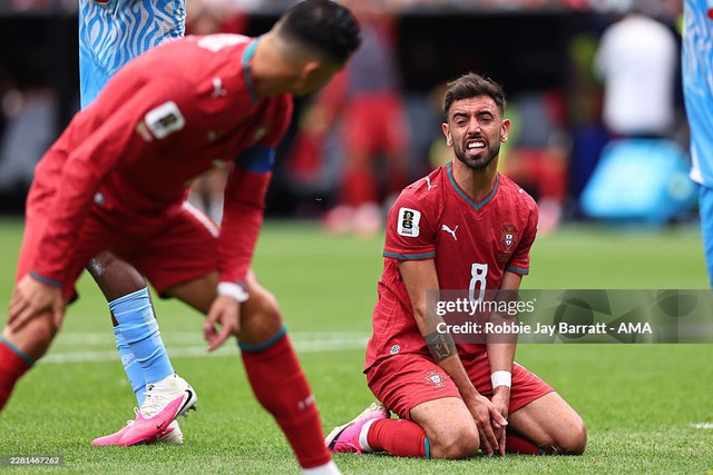 ĐT Bồ Đào Nha "nháo nhào" vì Ronaldo: Fan cuồng tấn công dữ dội Bruno Fernandes, Joao Neves hứng "cơn thịnh nộ"- Ảnh 2.