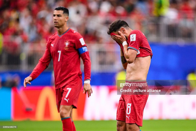 ĐT Bồ Đào Nha "nháo nhào" vì Ronaldo: Fan cuồng tấn công dữ dội Bruno Fernandes, Joao Neves hứng "cơn thịnh nộ"- Ảnh 1.