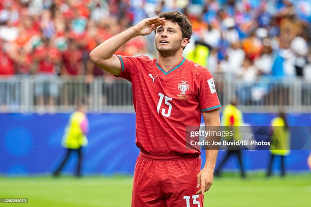 ĐT Bồ Đào Nha "nháo nhào" vì Ronaldo: Fan cuồng tấn công dữ dội Bruno Fernandes, Joao Neves hứng "cơn thịnh nộ"- Ảnh 3.