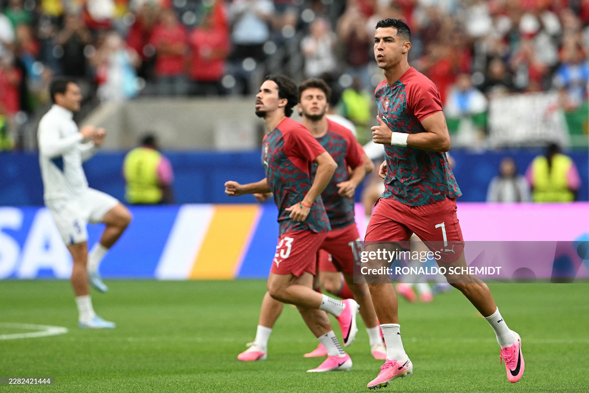 Bồ Đào Nha 1-0 Uzbekistan: Ronaldo ghi bàn, đi vào lịch sử World Cup khi ghi bàn ở 6 kì liên tiếp - Ảnh 10.