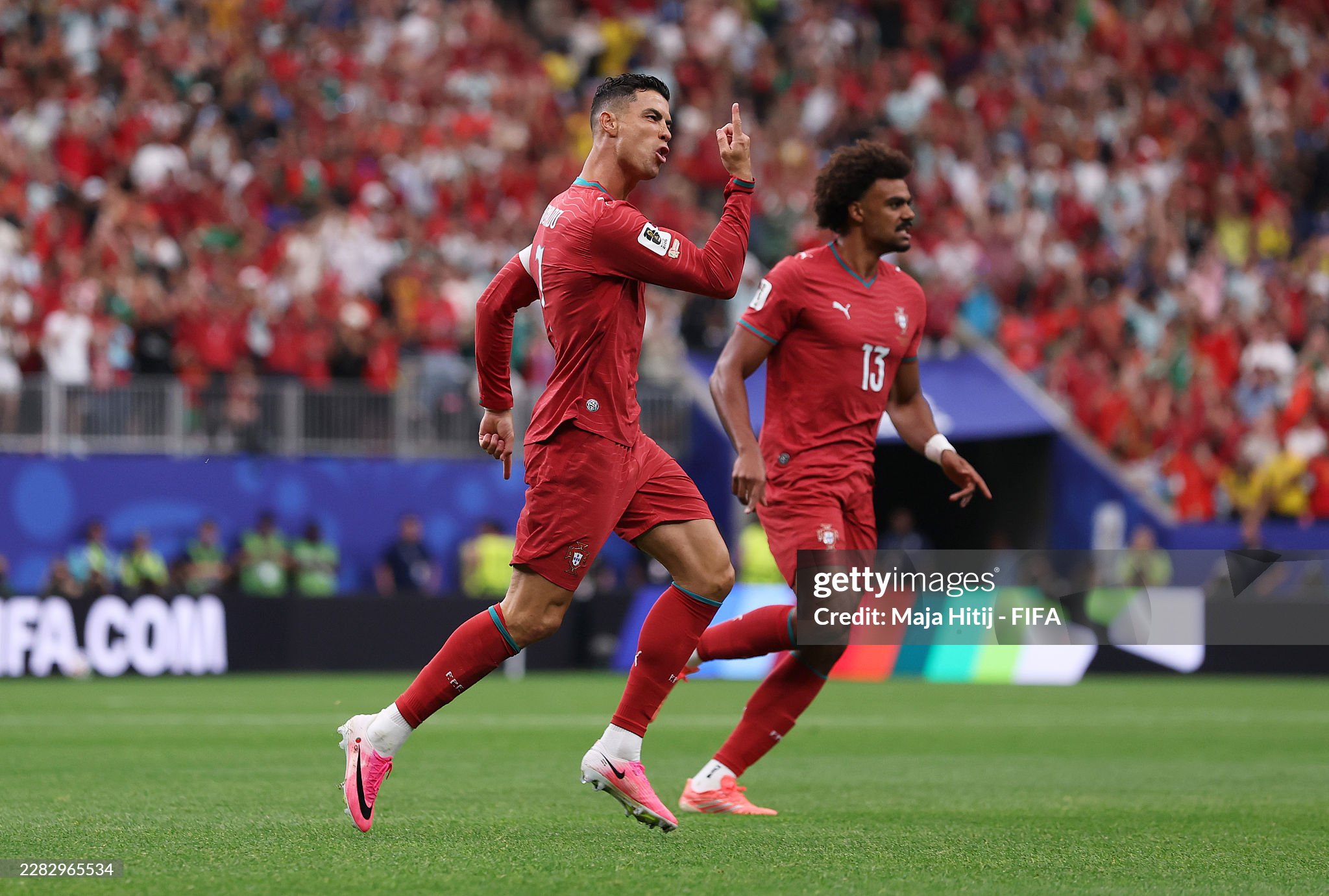 Bồ Đào Nha 1-0 Uzbekistan: Ronaldo ghi bàn, đi vào lịch sử World Cup khi ghi bàn ở 6 kì liên tiếp - Ảnh 1.