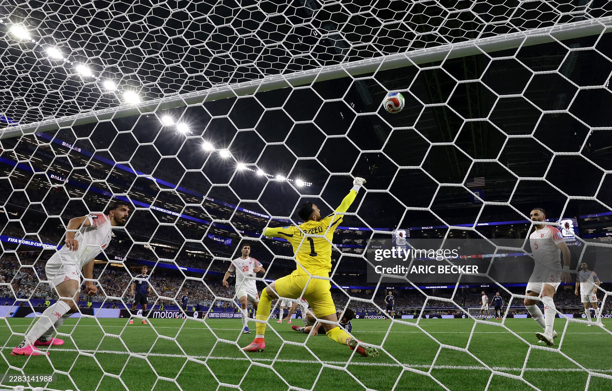 Argentina 3-1 Jordan (Hiệp 2): Messi sút phạt đẳng cấp, kéo dài kỉ lục ghi bàn ở World Cup - Ảnh 5.
