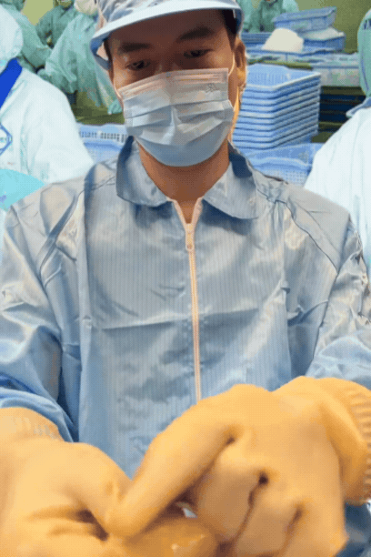 Tổng tài số khổ nhất Việt Nam là đây: Hết thời phải đi lột vỏ tôm, cạo mủ cao su để mưu sinh- Ảnh 3.