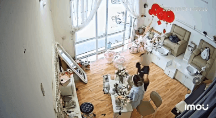 Clip gây phẫn nộ: Chủ tiệm nail bị cô gái mặc đồ thể thao hành hung dã man, tiết lộ tình trạng hiện tại khiến nhiều người bức xúc - Ảnh 1.