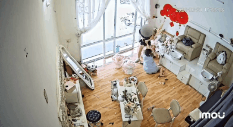 Clip gây phẫn nộ: Chủ tiệm nail bị cô gái mặc đồ thể thao hành hung dã man, tiết lộ tình trạng hiện tại khiến nhiều người bức xúc - Ảnh 2.
