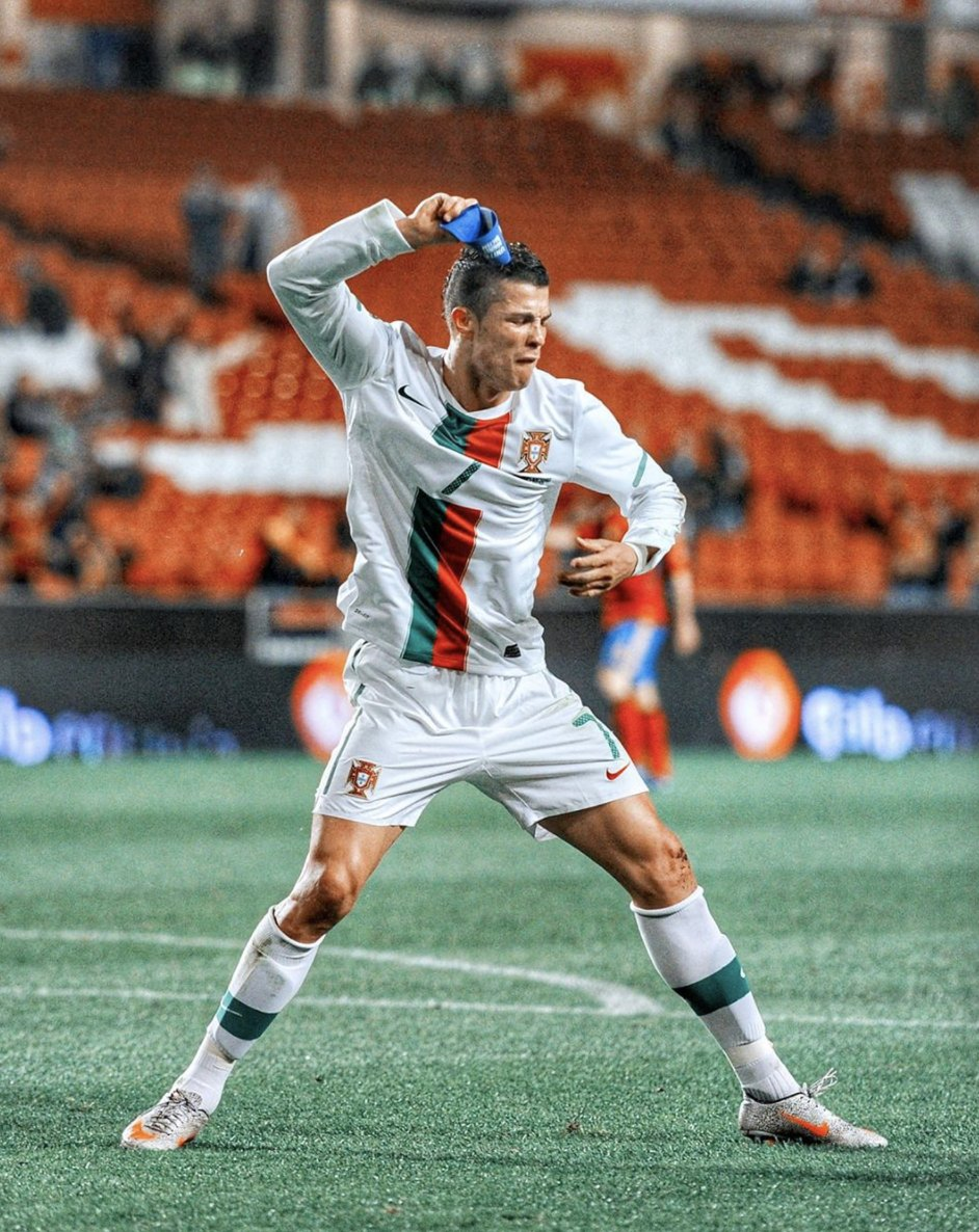 Cristiano Ronaldo xứng đáng lọt top 5 huyền thoại hay chỉ là nhân vật truyền thông vĩ đại nhất? - Ảnh 1.