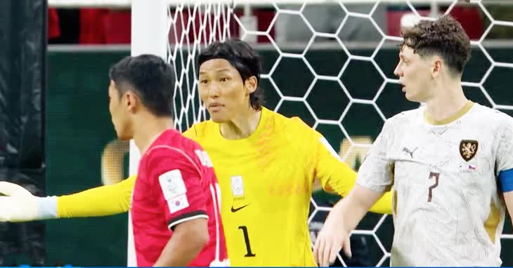 Thủ môn Hàn Quốc đang đá World Cup thì vợ sinh em bé: Nàng WAG nhắn gửi một câu đầy xúc động- Ảnh 2.