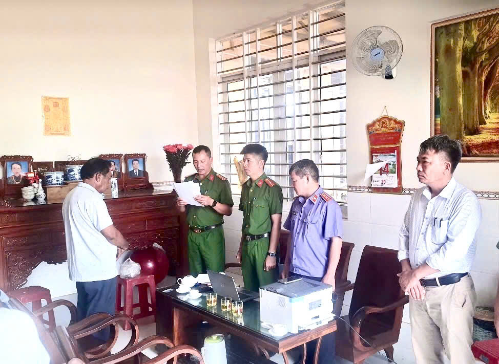 Thi hành lệnh khám xét và khởi tố nguyên kế toán trưởng Mai Thị Dung- Ảnh 3.