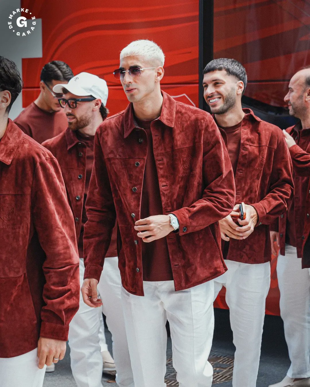 World Cup 2026 biến thành Fashion Week: Sân bay toàn trai đẹp mặc chất, đội tuyển 52 năm mới quay lại 