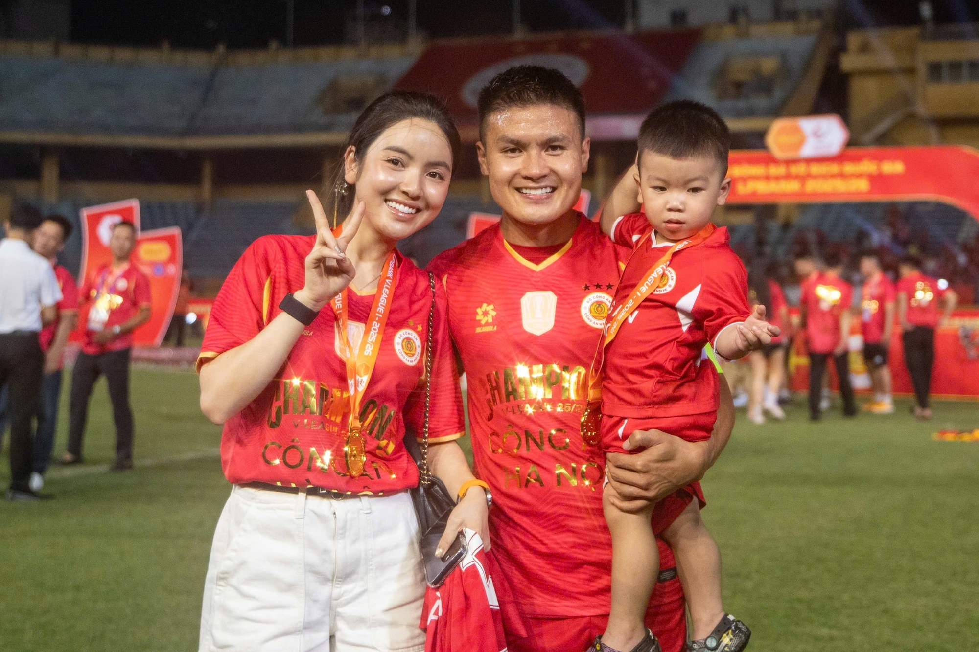 3,5 triệu người xem con trai Quang Hải lon ton chạy về phía bố, được bố đeo huy chương vô địch, Quốc tế thiếu nhi trọn niềm vui- Ảnh 2. 3,5 triệu người xem con trai Quang Hải lon ton chạy về phía bố, được bố đeo huy chương vô địch, Quốc tế thiếu nhi trọn niềm vui- Ảnh 2.