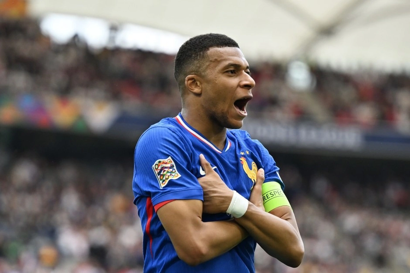 8,2 triệu người xem Kanté phớt lờ, không bắt tay với Mbappé, nghi vấn tuyển Pháp lục đục trước World Cup 2026- Ảnh 2. 8,2 triệu người xem Kanté phớt lờ, không bắt tay với Mbappé, nghi vấn tuyển Pháp lục đục trước World Cup 2026- Ảnh 2.