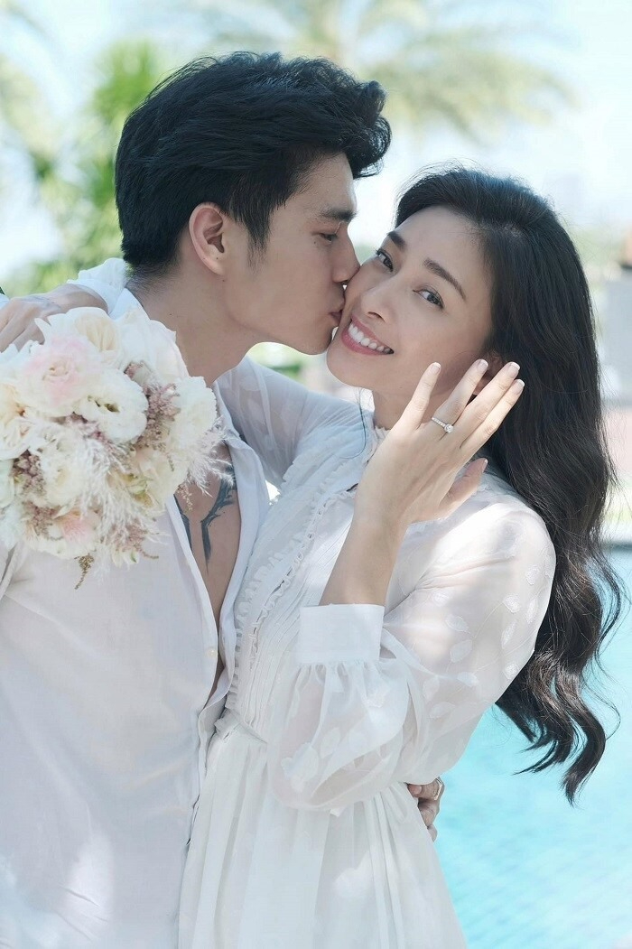 Chị đại showbiz cưới "hồng hài nhi" kém 11 tuổi: Được chồng chăm như em bé, sống trong căn hộ cao cấp, view hướng thẳng sông- Ảnh 1.