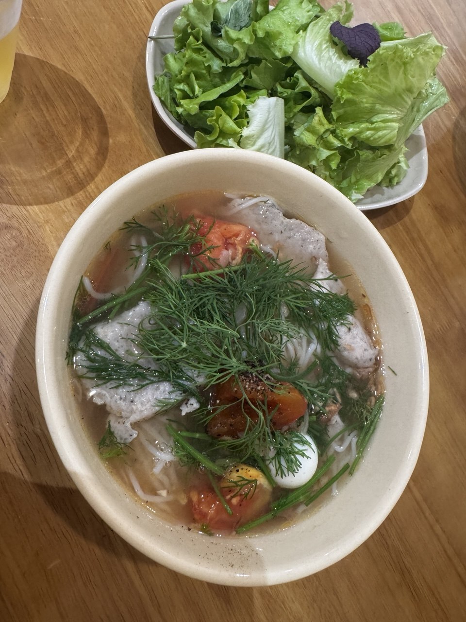 Lương bao nhiêu mới đủ sống khi đi làm tại khu trung tâm ở Hà Nội - TP.HCM? Chỉ bữa cơm trưa đã ngốn 80.000 đồng- Ảnh 2.