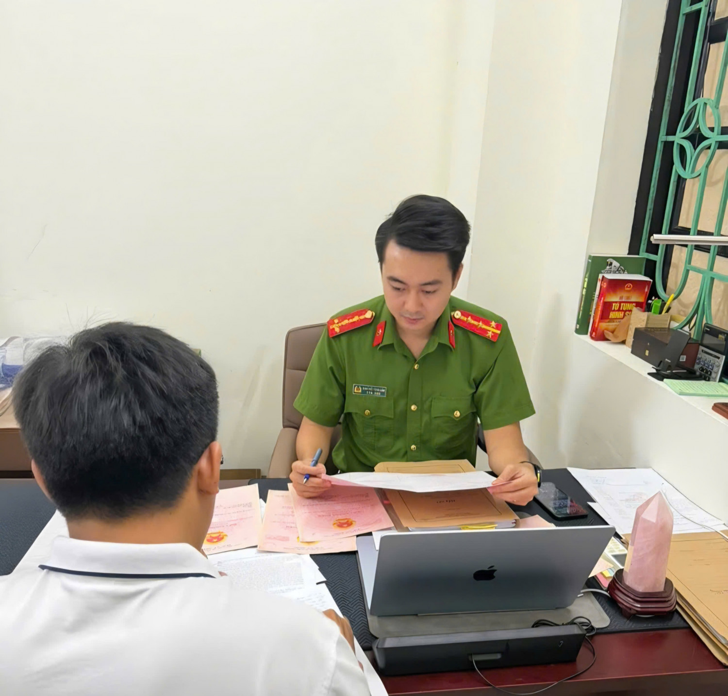 Công an cảnh báo chiêu lừa liên quan đến sổ đỏ: Có người bị chiếm đoạt tới 4,9 tỷ đồng- Ảnh 1.