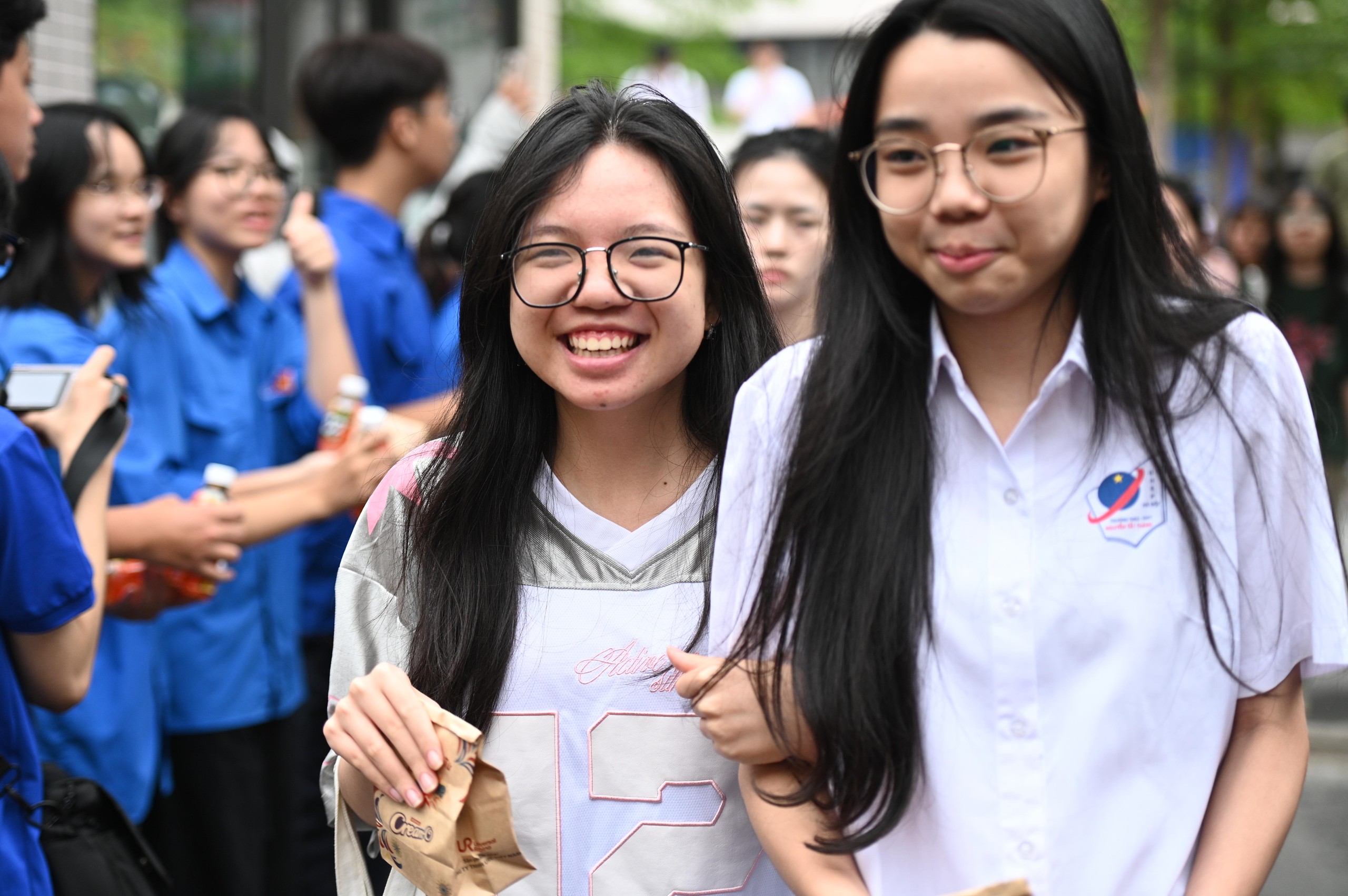 Kết thúc thời gian làm bài môn tự chọn - buổi cuối cùng thi tốt nghiệp THPT 2026! - Ảnh 8.