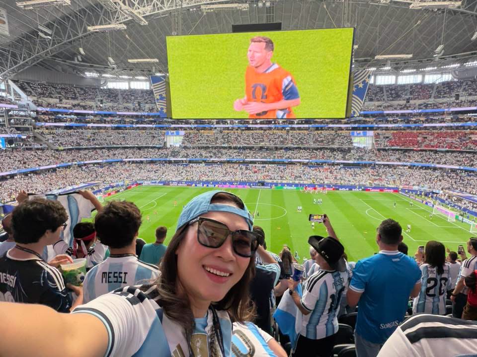 Mỹ Tâm vỡ òa khi lần đầu xem Messi thi đấu ngoài đời, chứng kiến luôn khoảnh khắc lịch sử tại World Cup 2026- Ảnh 2.
