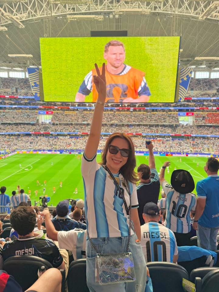 Mỹ Tâm vỡ òa khi lần đầu xem Messi thi đấu ngoài đời, chứng kiến luôn khoảnh khắc lịch sử tại World Cup 2026- Ảnh 1.