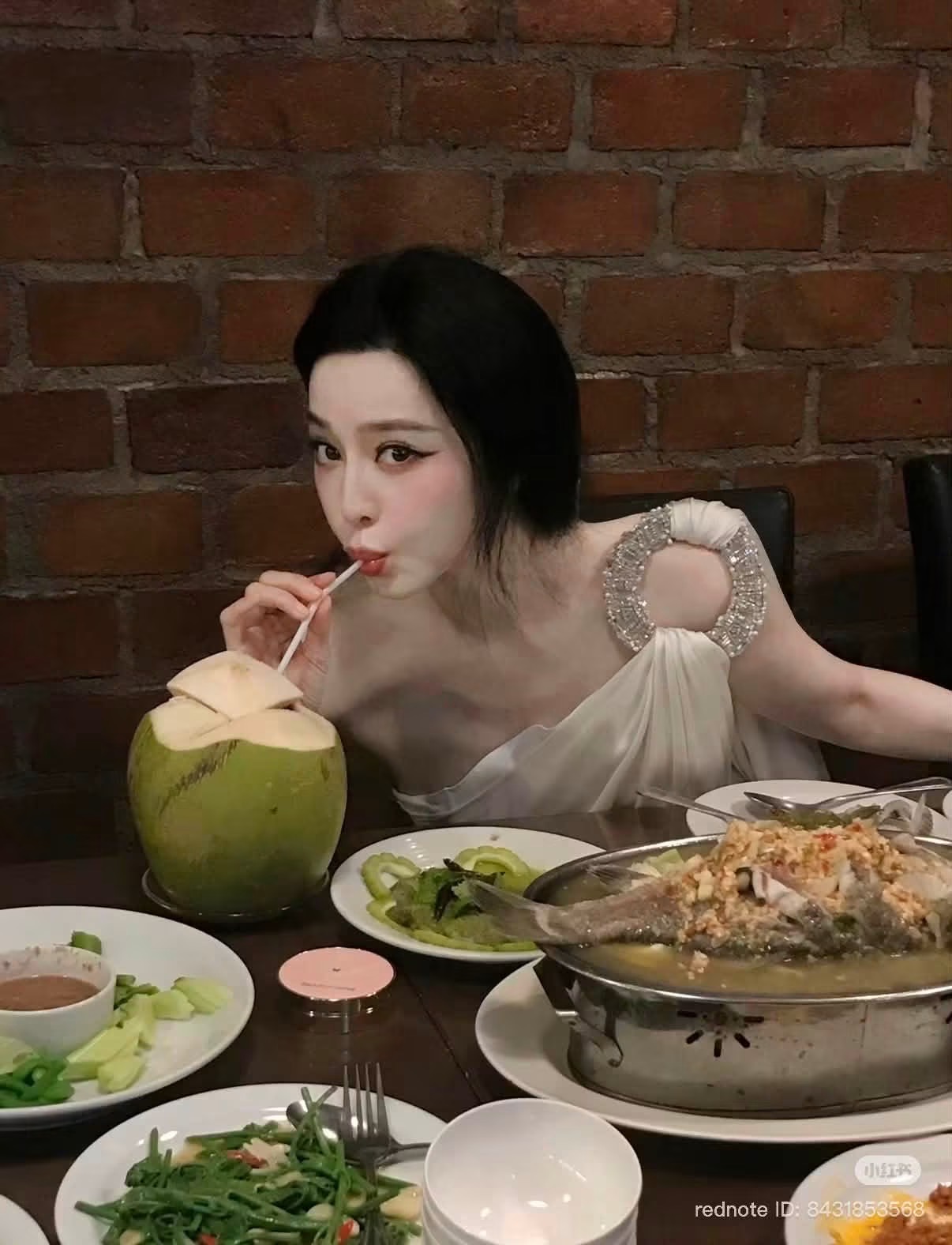Mỹ nhân ngồi uống nước dừa mà đẹp như tranh vẽ, 20 năm chưa bao giờ biết xấu- Ảnh 1.