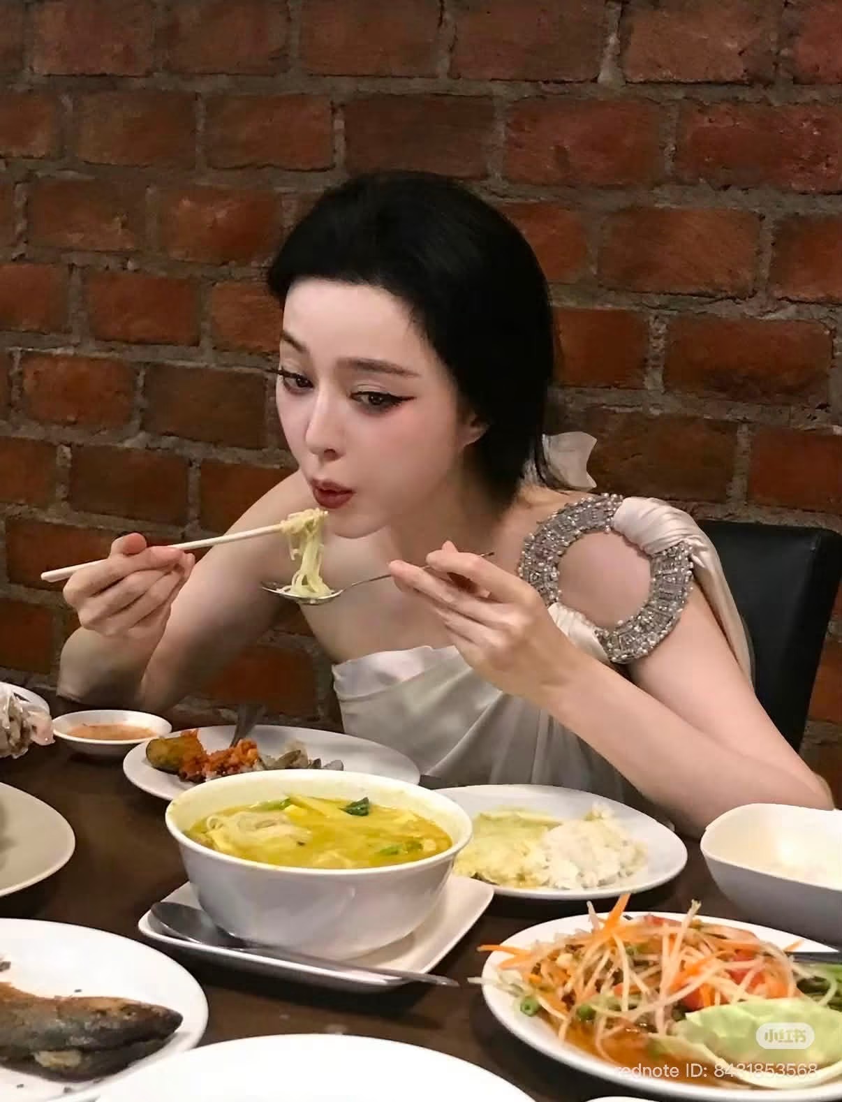 Mỹ nhân ngồi uống nước dừa mà đẹp như tranh vẽ, 20 năm chưa bao giờ biết xấu- Ảnh 3.
