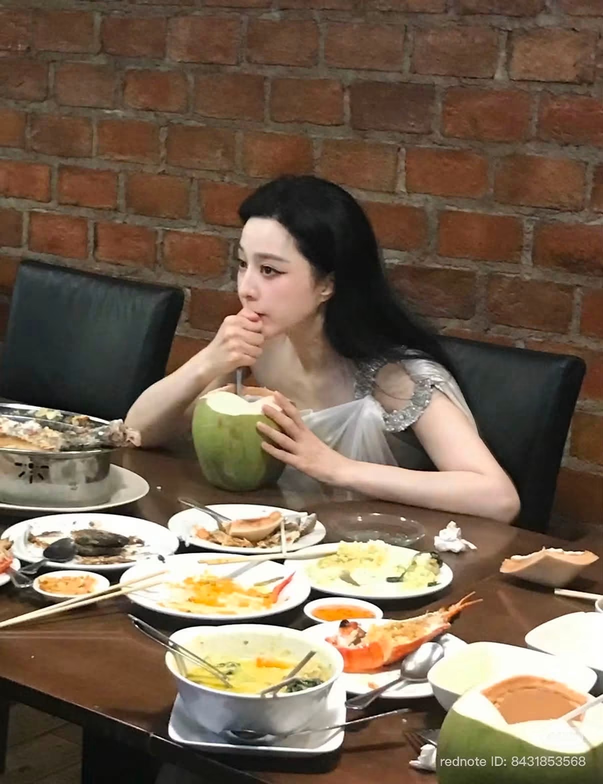Mỹ nhân ngồi uống nước dừa mà đẹp như tranh vẽ, 20 năm chưa bao giờ biết xấu- Ảnh 4.