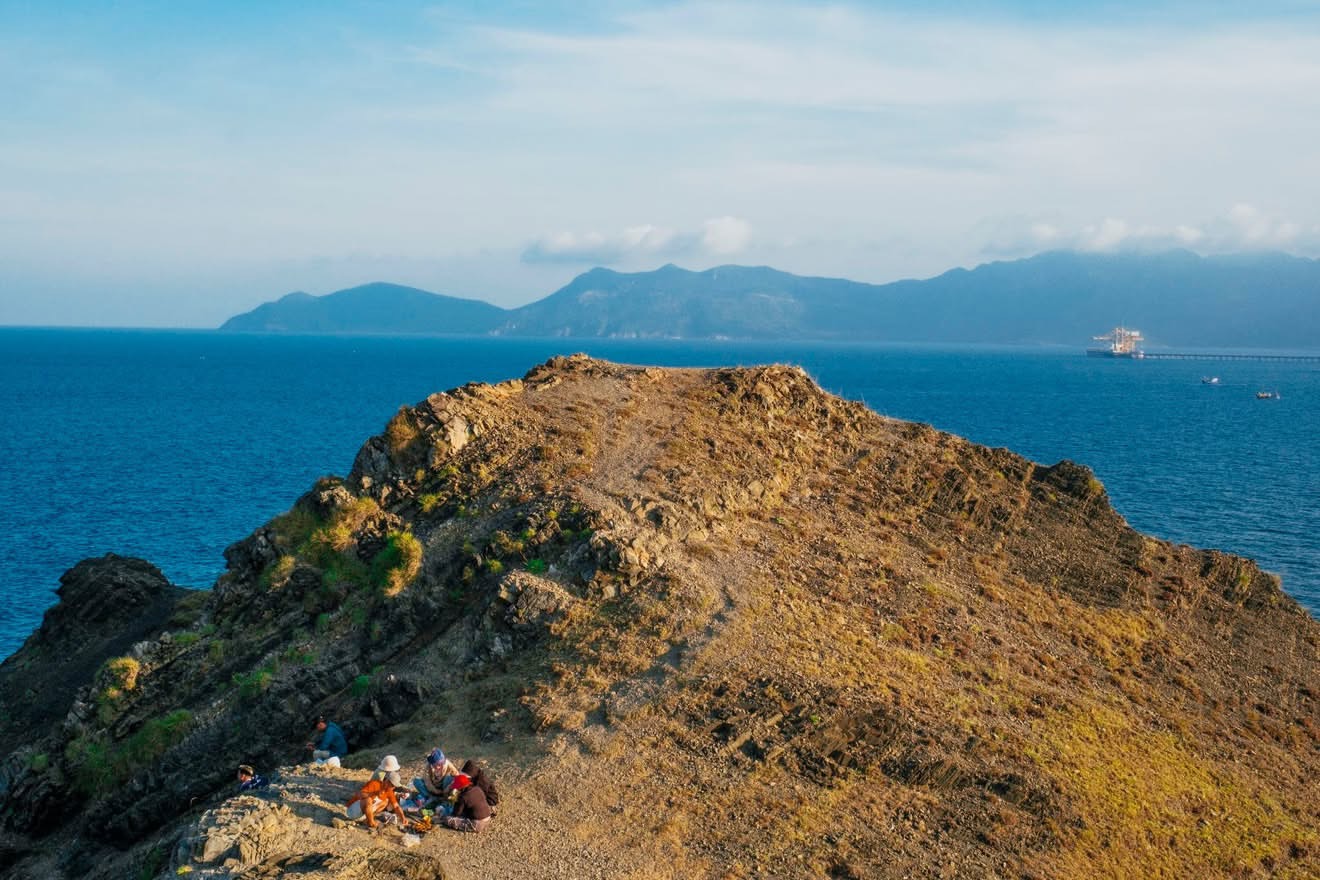 Đi mệt đến mức phải "lết" cát, bãi biển cách Nha Trang 49km này lại khiến khách Tây thảng thốt: "Đẹp nhất Việt Nam!"- Ảnh 11.