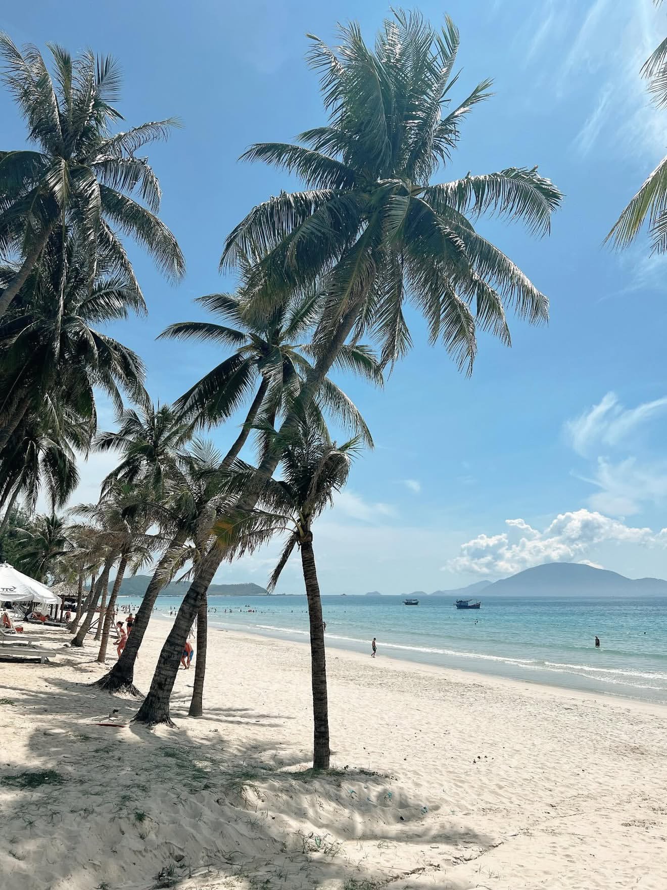 Đi mệt đến mức phải "lết" cát, bãi biển cách Nha Trang 49km này lại khiến khách Tây thảng thốt: "Đẹp nhất Việt Nam!"- Ảnh 2.