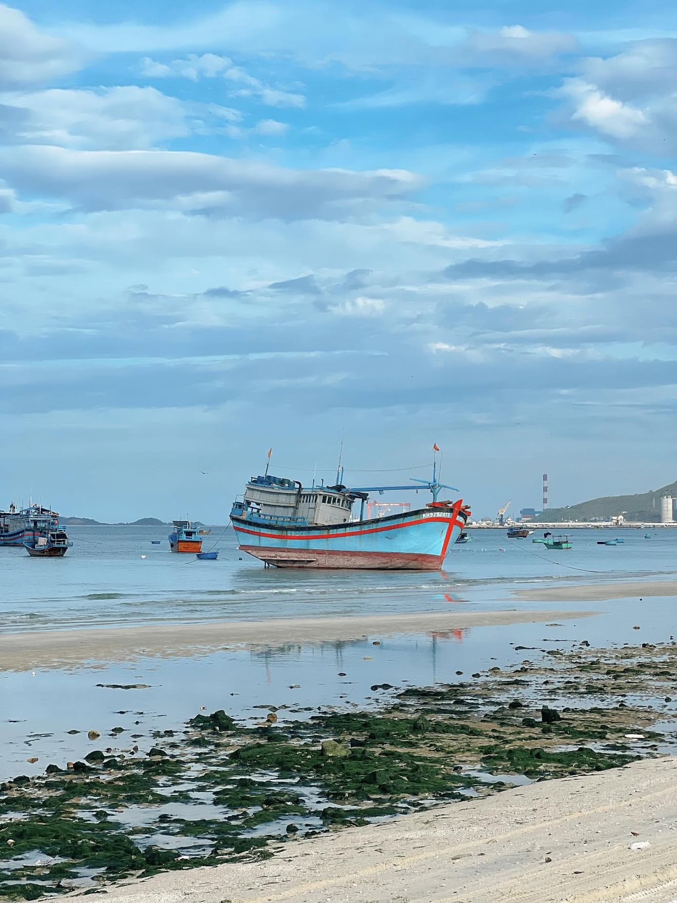 Đi mệt đến mức phải "lết" cát, bãi biển cách Nha Trang 49km này lại khiến khách Tây thảng thốt: "Đẹp nhất Việt Nam!"- Ảnh 3.