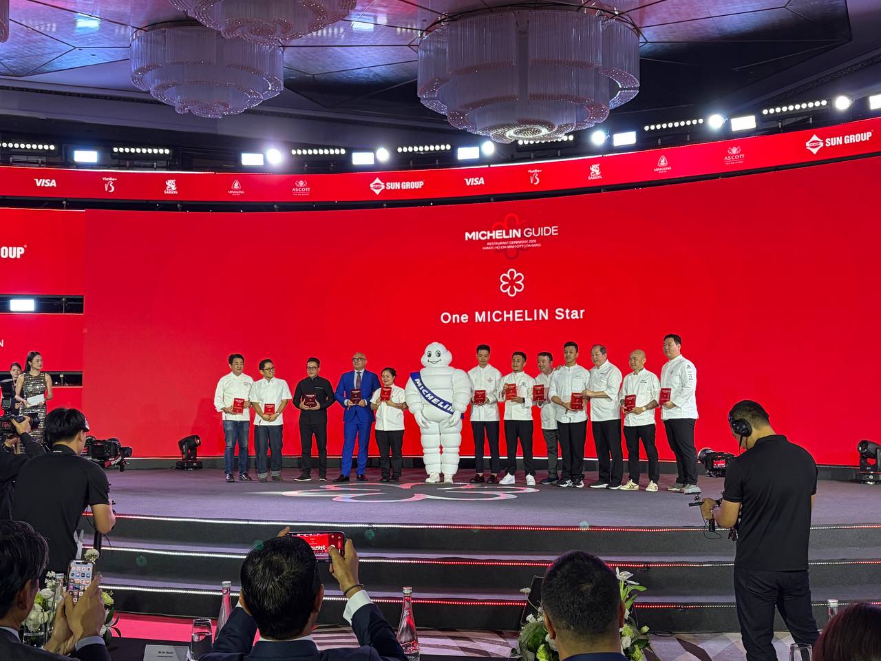 Michelin 2026 bùng nổ tranh cãi: Không hề có bánh mì trong danh sách Bib Gourmand, Bánh cuốn Bà Hoành lọt top gây khó hiểu - Ảnh 2.