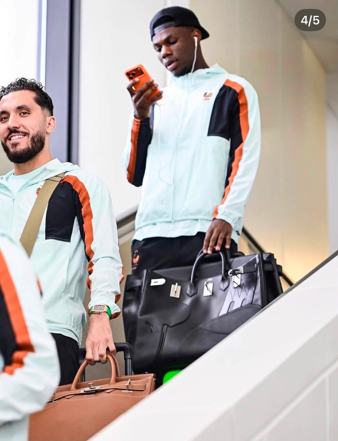 World Cup 2026 biến thành Fashion Week: Sân bay toàn trai đẹp mặc chất, đội tuyển 52 năm mới quay lại 