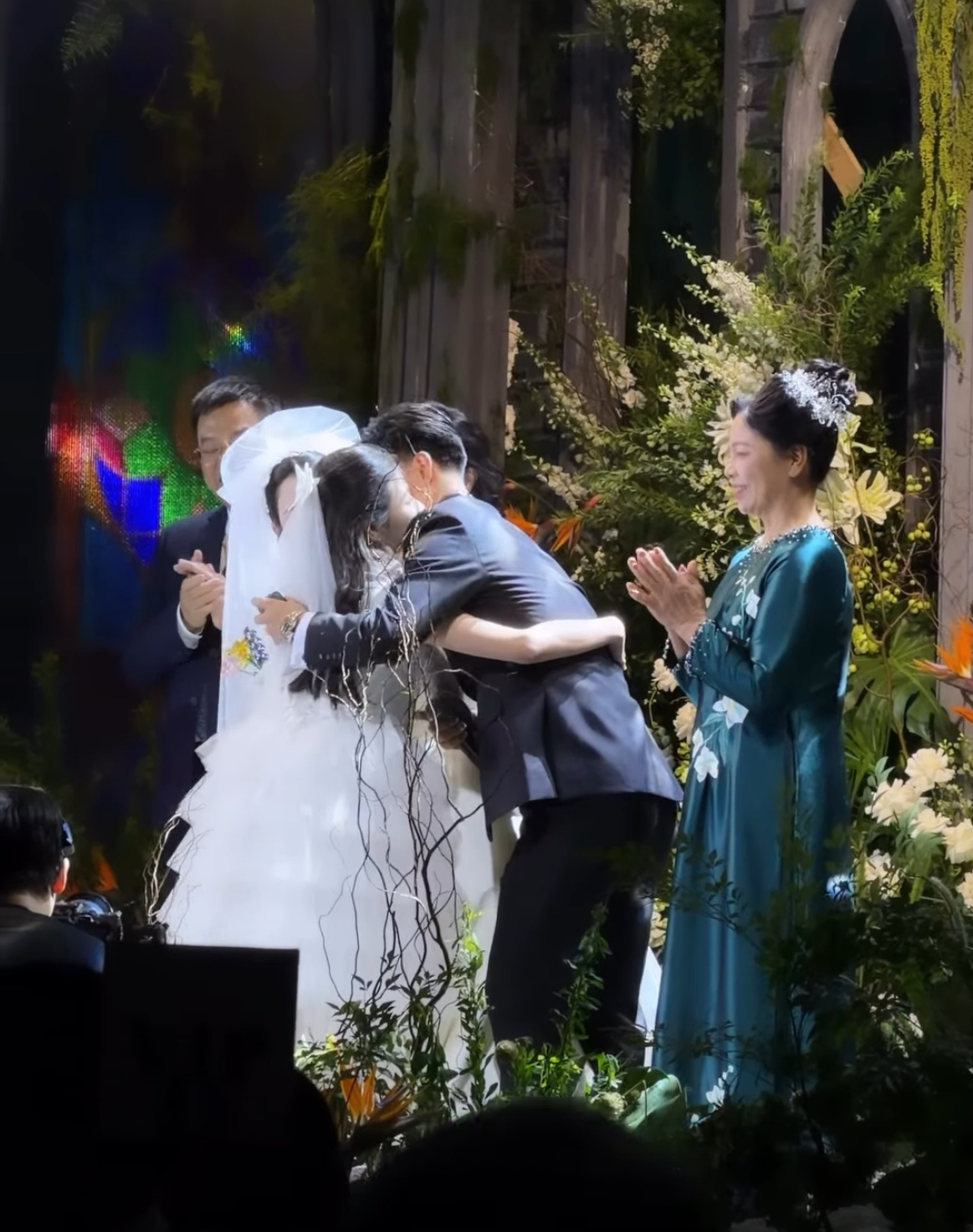 Trần Bích Hạnh công khai con riêng tại đám cưới, Văn Thanh tuyên bố: “Ba sẽ luôn ở bên bảo vệ và yêu thương hai mẹ con”- Ảnh 5.