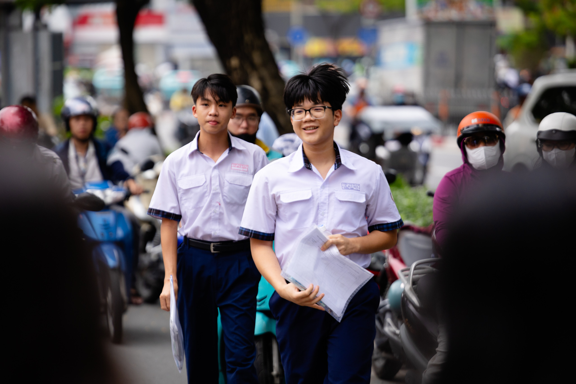 Thi vào lớp 10 TP.HCM buổi thứ 2: Đề dễ, sĩ tử ai cũng tươi hơn hoa vì "kỳ này mưa điểm 10"! - Ảnh 17.